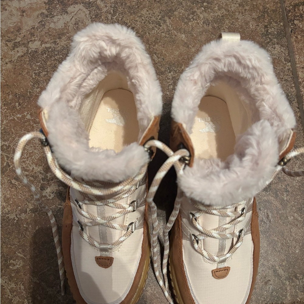 Sorel Tan and Cream Winter Boots with Fur Lining - Picture 6 of 6